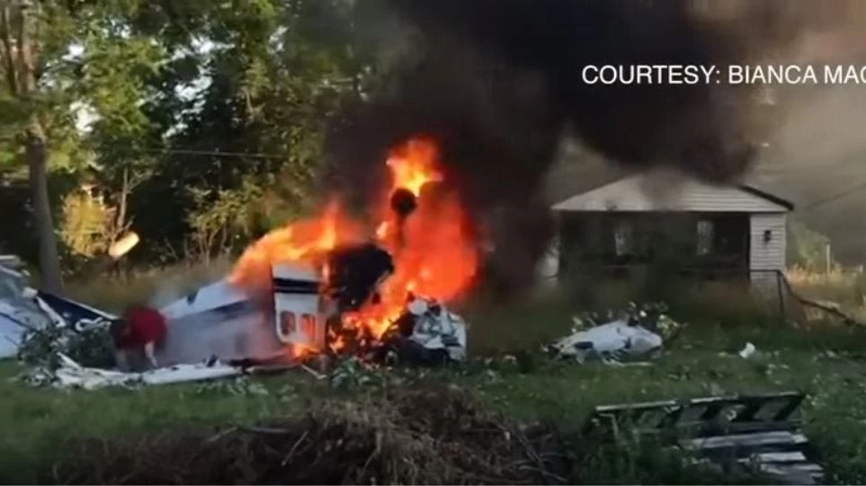 Βίντεο-σοκ: Η στιγμή που επιβάτης βγαίνει από φλεγόμενο αεροπλάνο που μόλις συνετρίβη